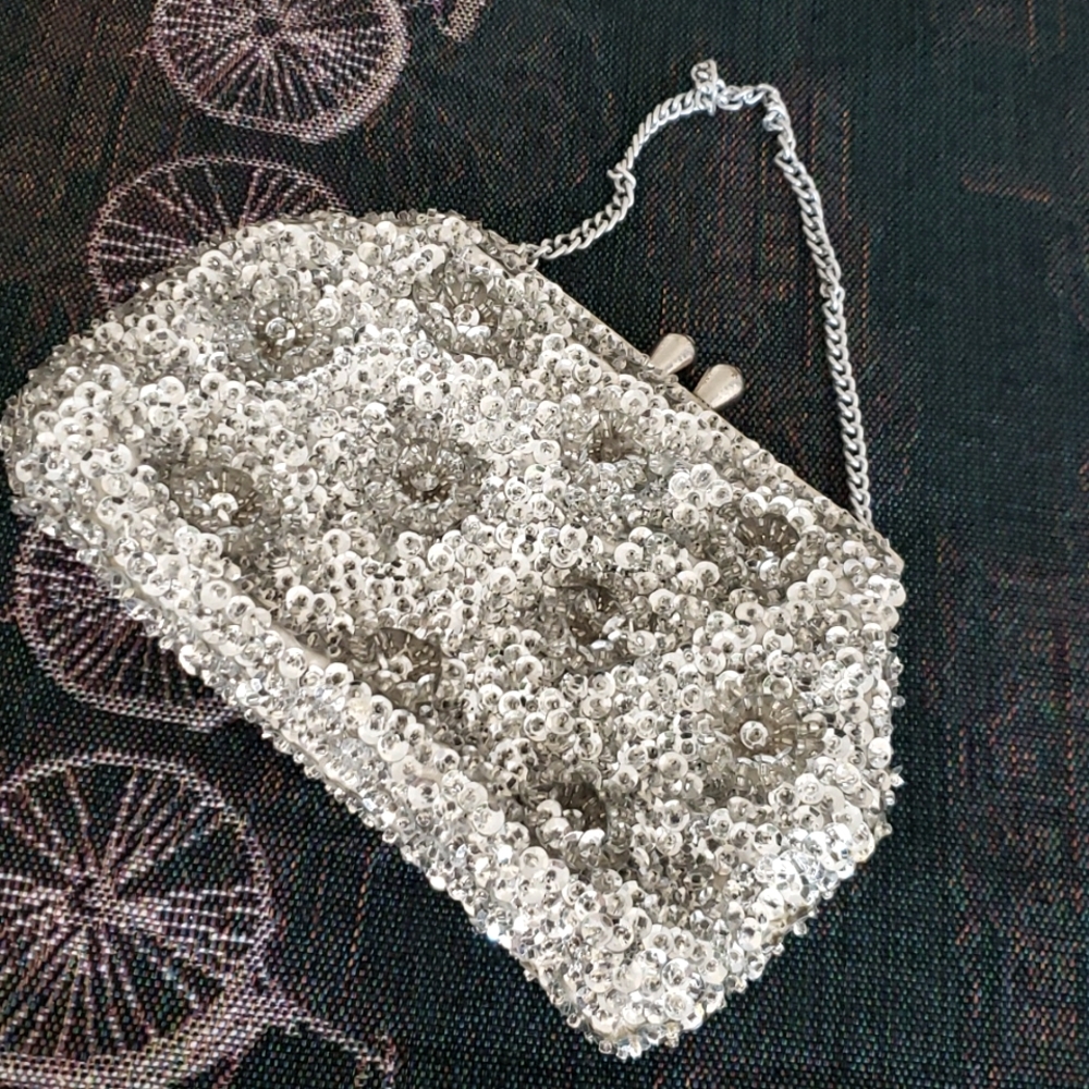 Vintage (50's) silver hand sequined coctail clutch